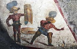 A Pompei torna alla luce l'affresco dei gladiatori combattenti
