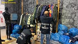 Abbigliamento falso, blitz della Finanza