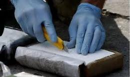 Panetti di cocaina pura nella tappezzeria e sotto i sedili dell'auto