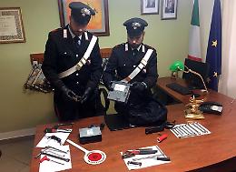 Preso dai carabinieri mentre ruba l'autoradio