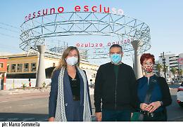 "Nessuno escluso", l'opera di Bianco Valente installata in via Marina