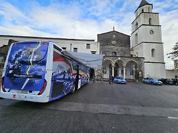 Pullman azzurro della Polizia stradale incontra studenti