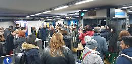 Linea 1 della metropolitana in tilt, treni fermi e caos alle stazioni