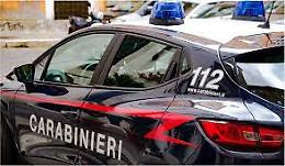 Picchiata dal compagno che tenta di strangolarla, invia sms al papà e arrivano i carabinieri