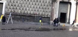L'amica geniale, Piazza del Gesù ripulita dai graffiti