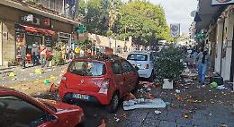 Panico in strada, si spoglia nuda e lancia dal balcone mobili e vasi