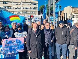 Aggressioni negli ospedali, flash mob della Uil: «Basta, vogliamo rispetto»