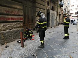 Blitz alla Duchesca, rimossi paletti abusivi: residente "riservava" posti auto