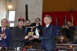 Geolier premiato dal Comune: sono figlio di Napoli, appartengo a lei