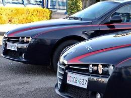 Segrega in casa i vicini e minaccia di decapitarli con la motosega