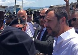 Salvini nel campo migranti: «Qua si schiatta»