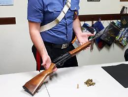 Droga e fucile in casa, carabinieri denunciano padre e figlio