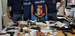 Armi da guerra e droga nascoste in un basso, arrestata 44enne