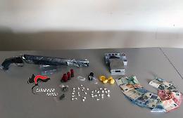 Droga e fucile rubato in casa, in manette 48enne