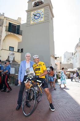 Capri, Chiappucci in bici da Marina piccola alla Piazzetta