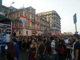 Aggressione al Napoli Pride: «Ragazze colpite con i caschi»
