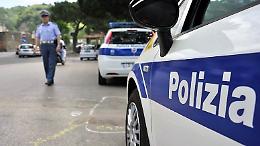 Cinque bimbi abbandonati in un basso sporco e pericoloso