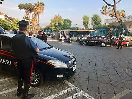 Frattura il naso a una donna per i debiti del compagno, arrestato