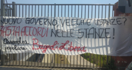 Bagnoli, striscione dei Comitati per l'arrivo del ministro Lezzi