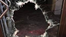 Sfonda vetrina con un sanpietrino e ruba due bottiglie di vino