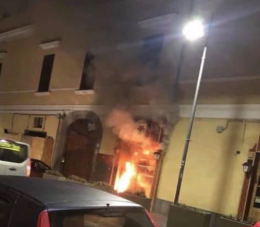 Bomba contro pub a Torre del Greco, il titolare: non ci avete fatto niente