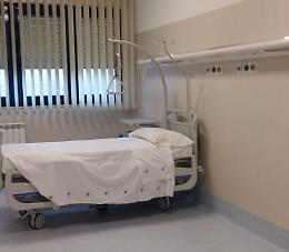 Uccide la moglie in ospedale e poi s'ammazza