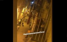 "Abbracciame", a Napoli la battaglia contro il virus trova il suo inno