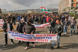 Lockdown Napoli, il no dei mercatali: strade bloccate 