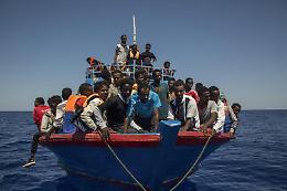 Migranti, Alarm Phone: «Barca alla deriva chiede ancora aiuto a 24 ore dall'allarme»