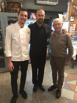 Rupert Everett a Napoli per la prima del film, pranzo da Mimì alla ferrovia