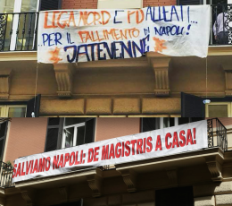 Pro e contro de Magistris, battaglia a colpi di striscione sul palazzo del Comune: Pd spaccato