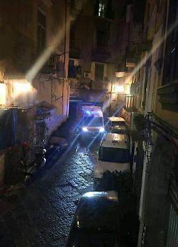 Notte d'inferno per il 118, ambulanze bloccate nei vicoli dalle auto in sosta