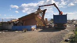 Demolito l'ultimo campo rom ad Acerra, abbattute le baracche 