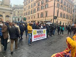 “Io apro", la protesta a Roma: centro blindato