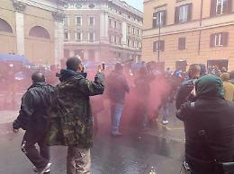 “Io apro", protesta a Roma: scontri e bombe carta