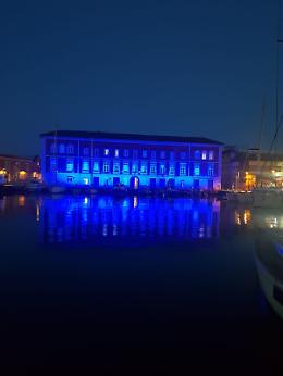 Napoli verso lo scudetto, anche la Marina s'illumina d'azzurro
