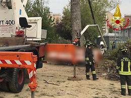 Cede cestello mentre potano albero in un golf club, 2 morti e 1 ferito nel milanese