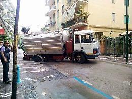 Portici, camion finisce in una buca e blocca la strada