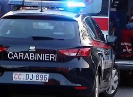 Botti pericolosi esplosi in un condominio, feriti e denunciati