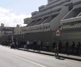 Fase 2 a Napoli, lunghe file davanti al Palazzo di giustizia