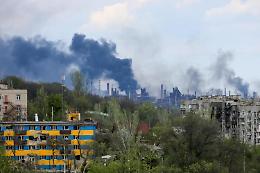 Mariupol, «Russia blocca uscite Azovstal». Si combatte nel Donbass