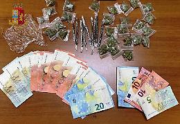 Droga a piazza Bellini, due arresti
