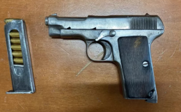 Dormiva con la pistola carica sul comodino: arrestato