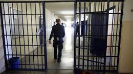 Presunti abusi nel carcere, detenuti in festa