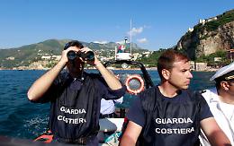 Salerno, Guardia costiera salva 13 nuotatori di fondo colpiti da ipotermia