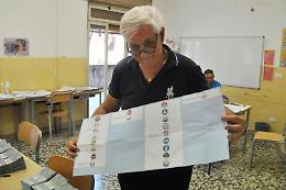 Caos elezioni Palermo. Viminale: «Chi è dentro seggi può votare dopo 23»