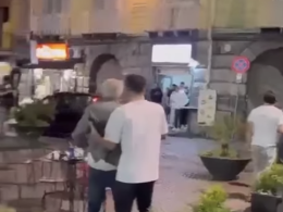 Sfreccia con auto in piazza e investe ragazzi, il 19enne si è costituito