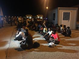 Migranti sbarcati in Calabria, 28 positivi: ira della Santelli