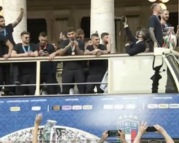 Il tour degli Azzurri per le vie di Roma, tifosi in delirio