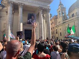 Folla e applausi per l’addio a Michela Murgia